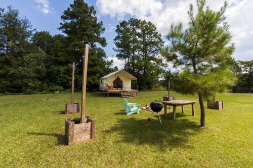 Cozy Forest Retreat Snug Glamping by the Fire Pit