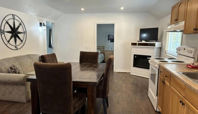 Cozy Four-Bedroom Cottage - 25 min to Blue Mountain, 3 min Walk to Beach