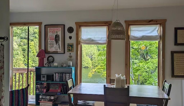 Cozy Four-Season Retreat on Farren Lake