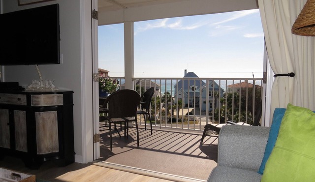 Cozy Fourth Floor 2 BR/2 BA Condo in Gulf Place. Awesome view. Netflix inc.