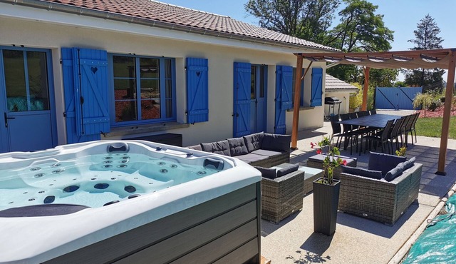 Cozy Retreat with Outdoor Spa, Petanque, Spacious Garden, and Champagne Vineyard Nearby