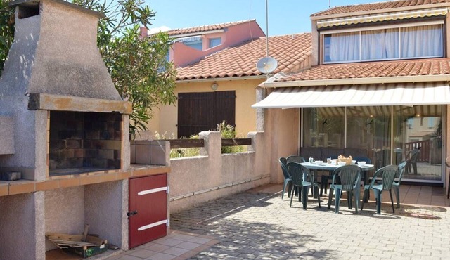 Cozy 4BR House, 750m from Beach, Sleeps 8, Pet-Friendly, Terrace, Parking, WiFi Optional