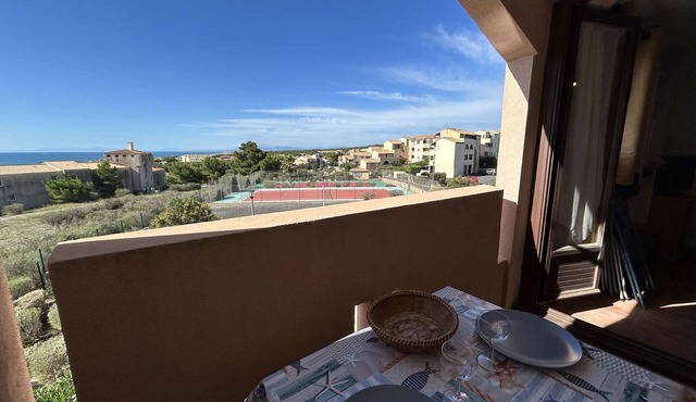 Cozy apt for 4 with pool, tennis, parking - beach 850m away