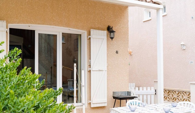 Cozy 3-Room Villa with Mezzanine, Terrace, Sleeps 5, Parking, Near Beach in Saint Pierre La Mer