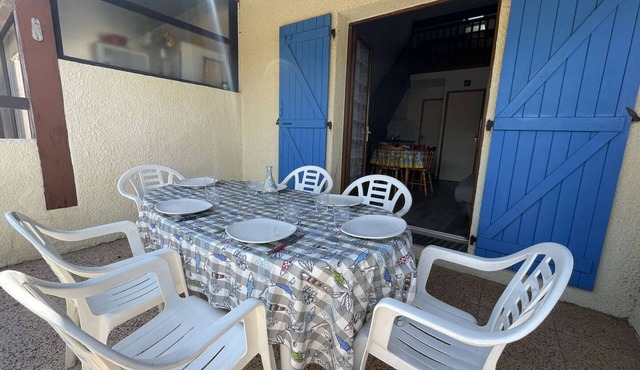 Cozy T2 Villa with Mezzanine, Private Parking, Near Beach, Sleeps 6