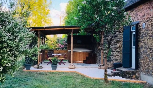 Cozy stay among apple orchards with hot tub