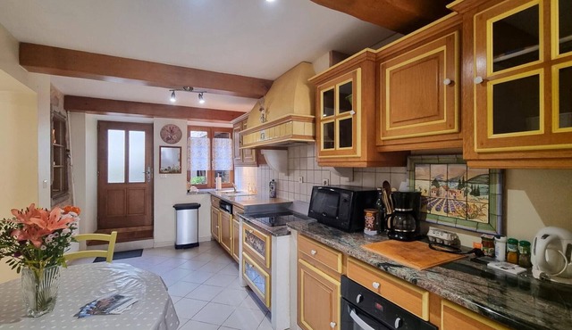 Cozy 2-Bedroom Cottage with Garden, Wi-Fi, BBQ, and Modern Amenities in Saint-Germain-Laval