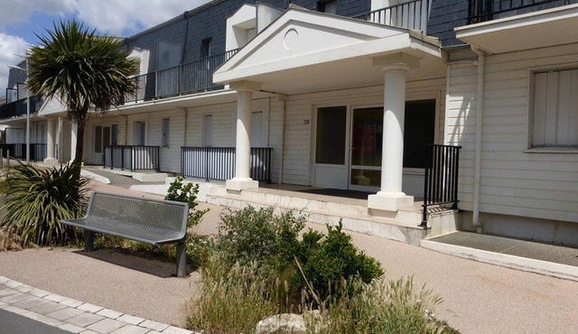 Cozy 1BR Apartment Near Beach with Private Garage, Sleeps 3, Saint-Gilles-Croix-de-Vie