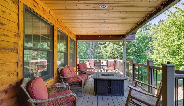 Cozy Frazee Lake Home w/Hot Tub & Fire Pit!