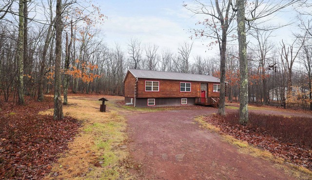 Cozy Freeland Retreat- Firepit, Pool Table, Hot Tub