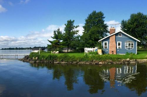 Cozy Fremont Cottage on Lake Poygan and Fishing Dock