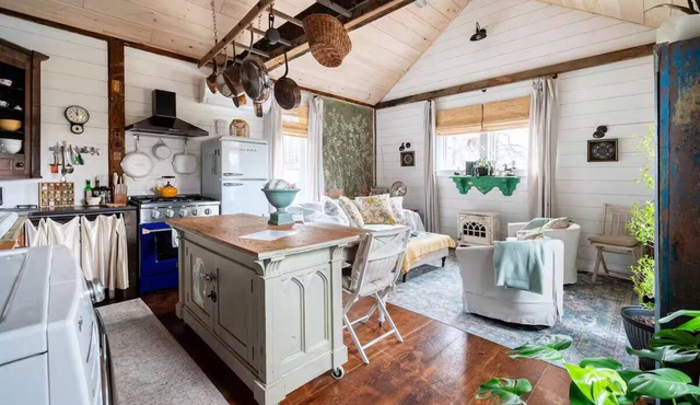 Cozy French county, hot-tub & fireplace