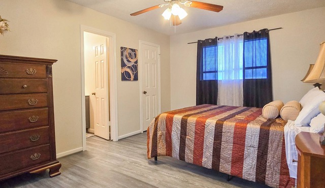 Cozy French Getaway! With full kitchen, workspace, treadmill and grill.nn