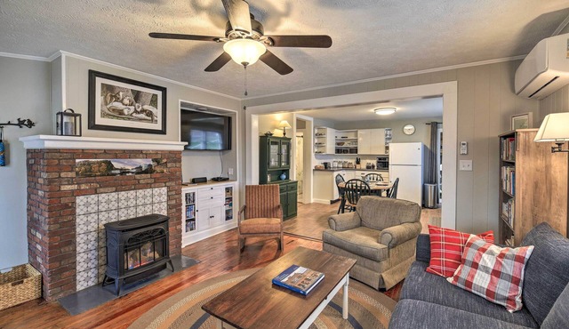 Cozy Fries Escape w/Mountain & River Views!