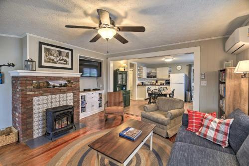Cozy Fries Escape w/Mountain & River Views!
