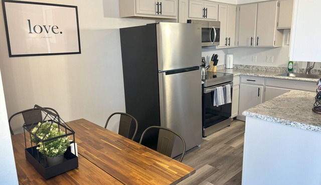 Cozy Fully Remodeled Elegant 2 BR Apartment Near Giant Park!