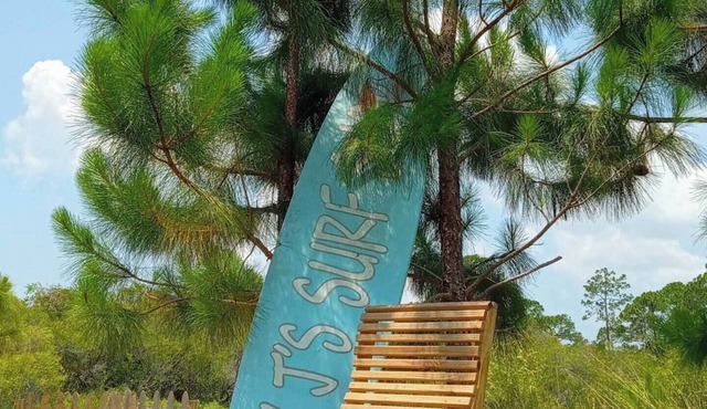 Cozy & Fun Fisherman's Cabin close to Beaches and Forest. Pet Friendly!