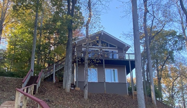 Cozy & fun Lake House with water access and game room!
