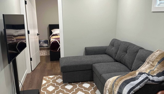 Cozy Furnished 1BR Suite in Regina