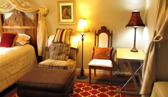 Cozy furnished rooms for rent. Kitchener, Ontario. Nightly, Weekly, Monthly $50