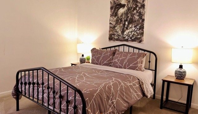 Cozy, gallery-inspired stay, 5min to Fort Liberty
