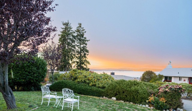 Cozy Garden 4BR/1BA Lower Unit w/Ocean Views