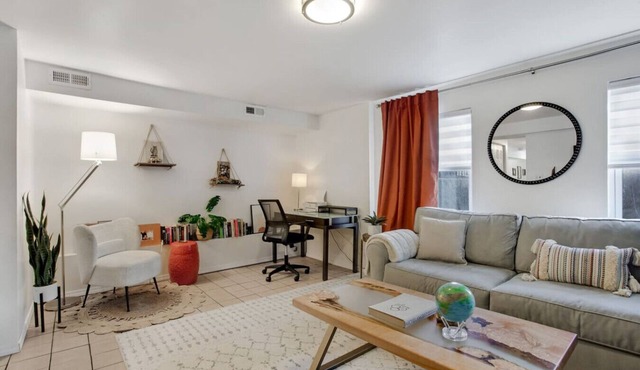 Cozy Garden Apartment in Chicago