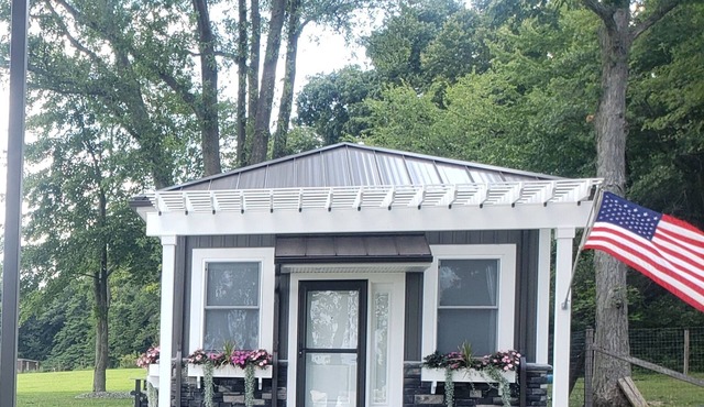 Cozy Garden cottage on 15 acres is perfect executive rental or couples retreat.