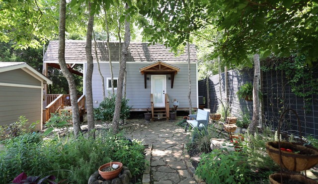 Cozy Garden Cottage