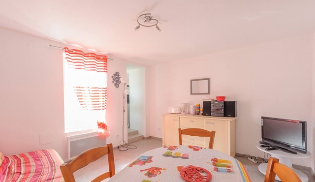 Cozy Garden Apartment, 50m to Beach, 500m to Shops, WiFi, Sleeps 4