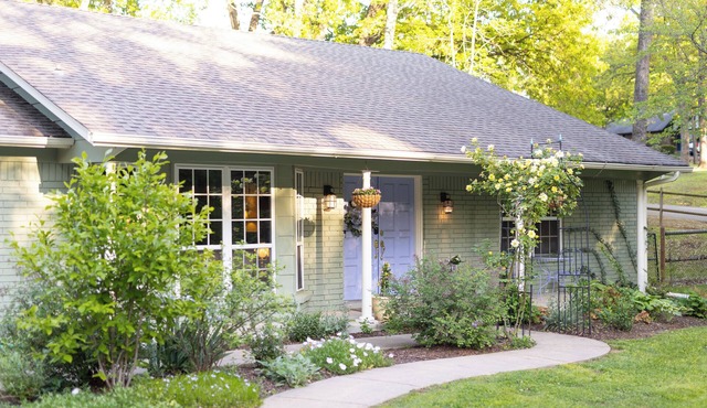 Cozy Garden House at Spain Ranch. Peaceful backyard & patio overlooks pond
