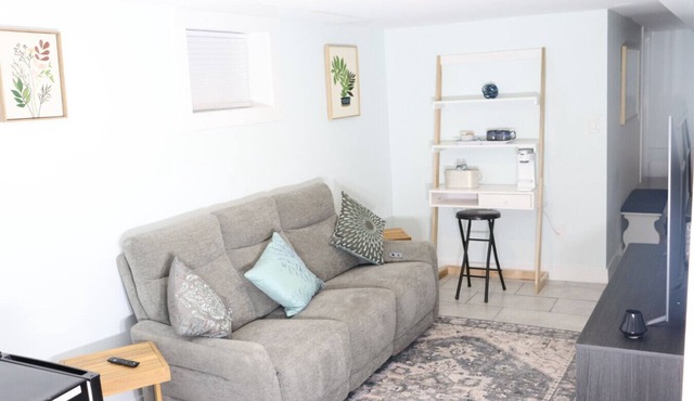 Cozy Garden-Level Suite