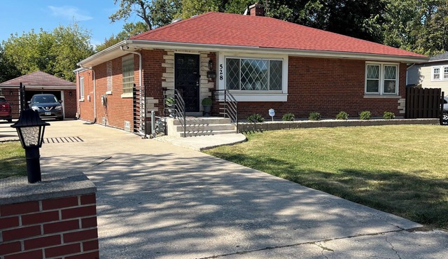 Cozy Garden Suite minutes from O'hare and Rosemont + Free Parking