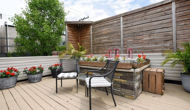 Cozy Garden Unit Located in North Center