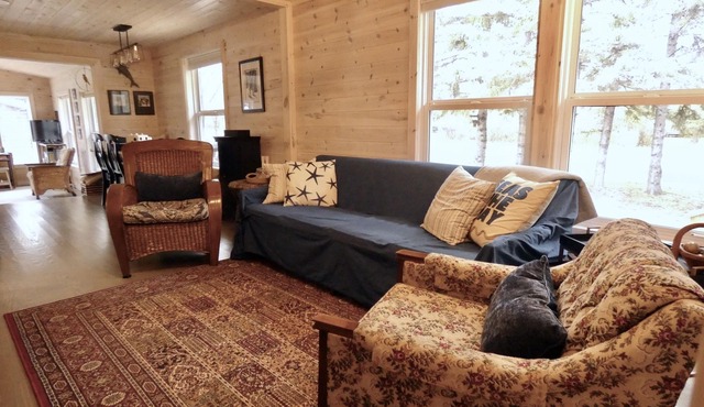Cozy Gas Heated Home, Double Driveway & Fish Shed 0.3 miles to Lake Access!