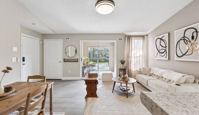 Cozy Gated 2BR Near Attractions Free Parking Quiet Community Lake View