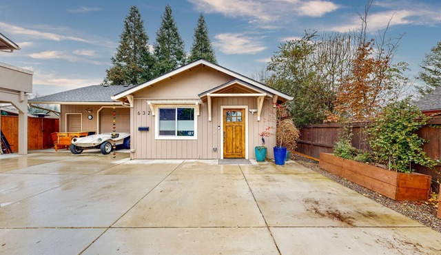 Cozy Gated Cottage near Local Adventures - Full Kitchen, WiFi & Washer/Dryer