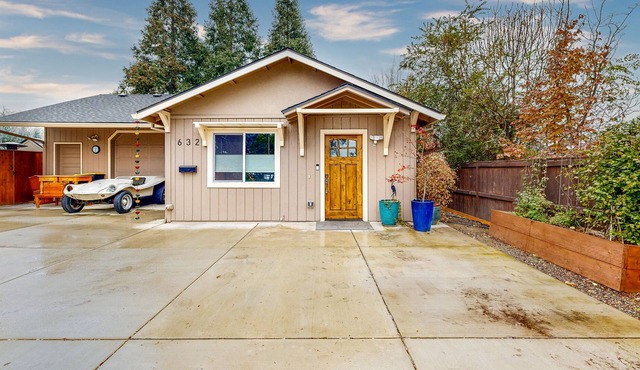 Cozy Gated Cottage near Local Adventures - Full Kitchen, WiFi & Washer/Dryer