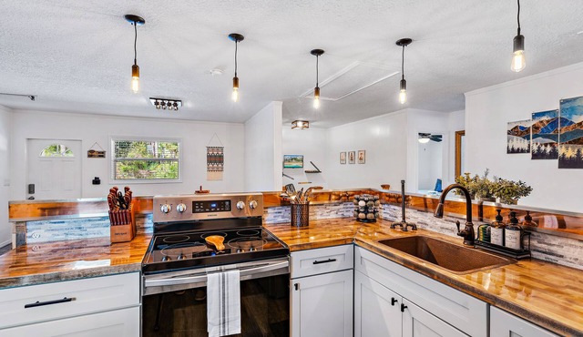 Cozy, Gated, Hot Tub & Sauna, Playroom, Bar, Fenced-in Yard.