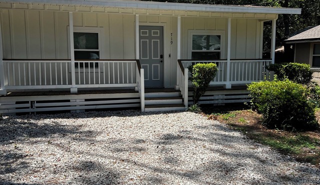 Cozy Gator Getaway Near UF - 2Bed/1Bath for 6 guests - Wifi, AC/Heat, Parking