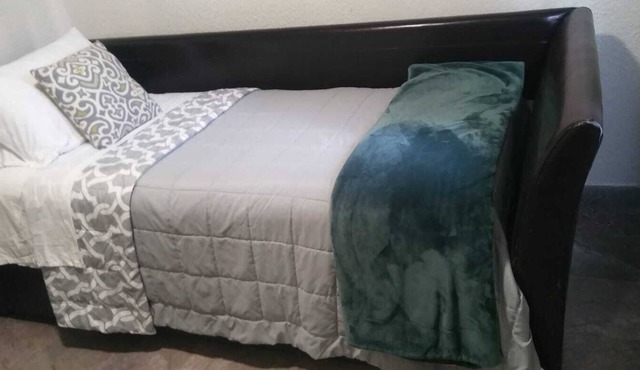 Cozy Gem steps away from the Border ,Jacuzzi in private patio.