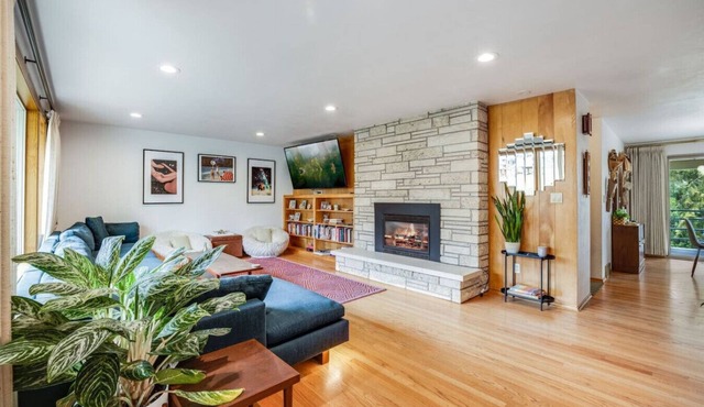 Cozy Gem w/Shared Hot Tub & A/C