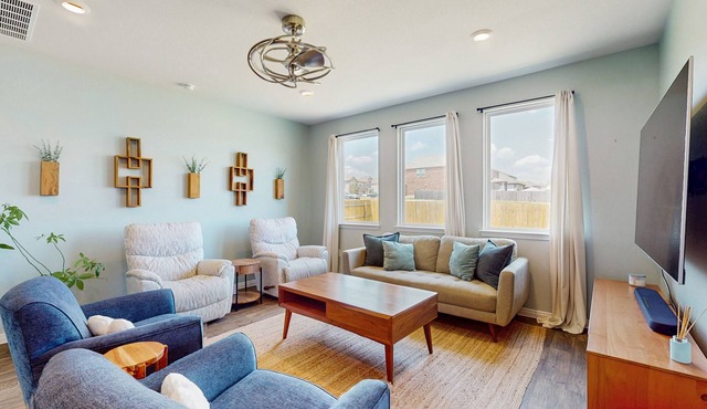 Cozy Georgetown home with full kitchen, living room and enclosed backyard