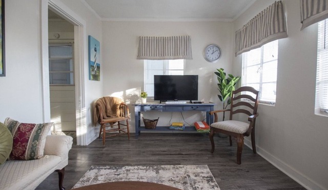 Cozy get-away within walking distances to bars, restaurants and the water front!