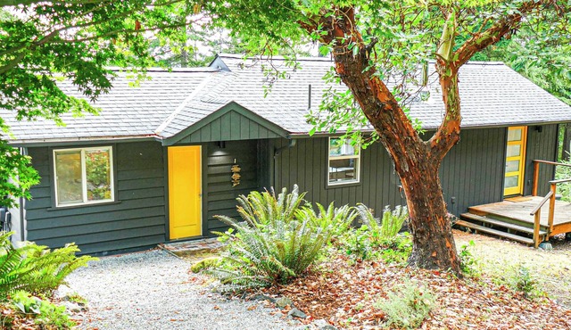 Cozy Getaway 2-bedroom cottage in charming Lummi Island
