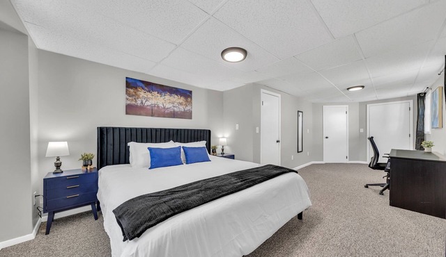 Cozy Getaway 3 Min to Lake l WiFi Parking Laundry