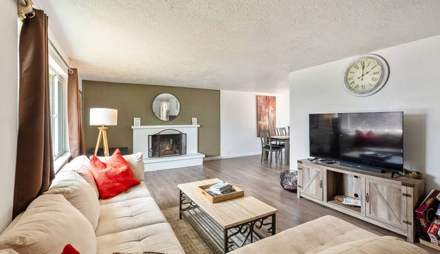 Cozy getaway 3-bedroom all with King Size Comfort in delightful North Salt Lake