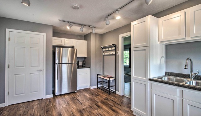 Cozy Getaway: 5 Miles to Duluth & Lake Superior!