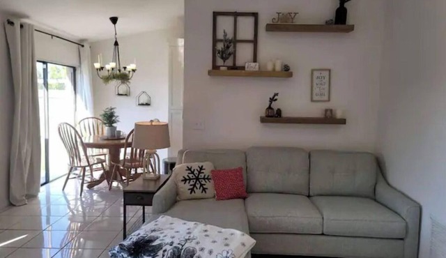 Cozy Getaway 5 Min Walk to Parks