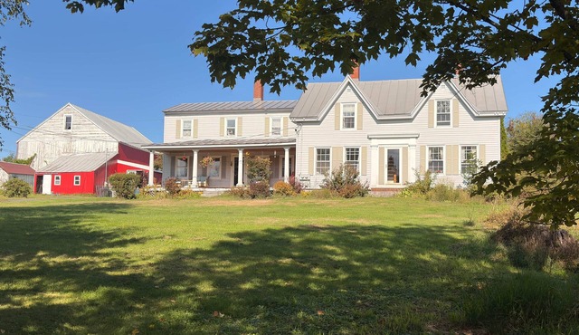 Cozy getaway: farmhouse with wood stove & jacuzzi tub